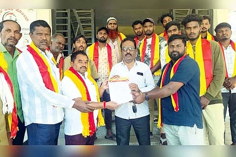 ಕೇರಳದ ಕನ್ನಡ ಮಾಧ್ಯಮ ಶಾಲೆಗಳಲ್ಲಿ ಪ್ರಥಮ ಭಾಷೆಯಾಗಿ ಮಲಯಾಳಂ ಕಡ್ಡಾಯಗೊಳಿಸಿರುವುದನ್ನು ಖಂಡಿಸಿ ಕರ್ನಾಟಕ ರಕ್ಷಣಾ ವೇದಿಕೆ ಪ್ರವೀಣ ಶೆಟ್ಟಿ ಬಣದ ಸದಸ್ಯರು ಗಂಗಾವತಿ ಗ್ರೇಡ್ 2 ತಹಸೀಲ್ದಾರ್ ಮಹಾಂತಗೌಡ ಗೌಡರ್‌ಗೆ ಶನಿವಾರ ಮನವಿ ಸಲ್ಲಿಸಿದರು. ಜಿಲ್ಲಾಧ್ಯಕ್ಷ ಪಂಪಣ್ಣನಾಯಕ, ಪದಾಧಿಕಾರಿಗಳಾದ ಹುಸೇನ್‌ಸಾಬ್, ಮುತ್ತಣ್ಣ ಈಳಿಗೇರ್, ಹುಲುಗಪ್ಪ ಜೋಗಿ ಇತರರಿದ್ದರು.