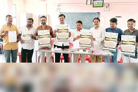 ಗಂಗಾವತಿಯಲ್ಲಿ ಹಮ್ಮಿಕೊಂಡಿದ್ದ ಛಾಯಗ್ರಾಹಕರ ಸಂಘದ ತಾಲೂಕು ಮಟ್ಟದ ವಿಶೇಷ ಸಭೆಯಲ್ಲಿ ಯೋಜನೆ ಮಾಹಿತಿ ಪತ್ರ ಬಿಡುಗಡೆ ಮಾಡಲಾಯಿತು. ರಾಜ್ಯ ನಿರ್ದೇಶಕ ರಾಜಶೇಖರ ಶ್ಯಾಗೋಟಿ, ತಾಲೂಕು ಅಧ್ಯಕ್ಷ ಷಡಕ್ಷರಯ್ಯ ಹಿರೇಮಠ, ಉಪಾಧ್ಯಕ್ಷ ಹುಸೇನಸಾಬ್ ಇತರರಿದ್ದರು.