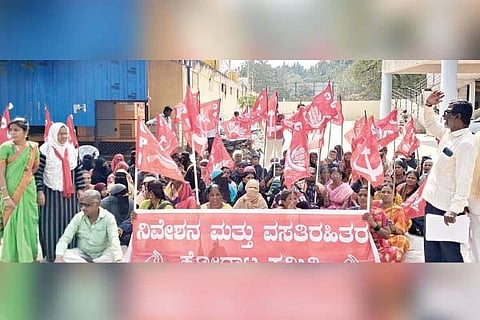 ನಿವೇಶನ ಮತ್ತು ವಸತಿರಹಿತರ ಹೋರಾಟ ಸಮಿತಿಯಿಂದ ಸೋಮವಾರ ಗಂಗಾವತಿ ನಗರಸಭೆ ಕಚೇರಿ ಮುಂದೆ ಸೋಮವಾರ ಪ್ರತಿಭಟನೆ ನಡೆಯಿತು. ಸಮಿತಿ ಜಿಲ್ಲಾ ಕಾರ್ಯದರ್ಶಿ ಎ.ಎಲ್. ತಿಮ್ಮಣ್ಣ, ಜಿಲ್ಲಾಧ್ಯಕ್ಷ ಎ. ಹುಲುಗಪ್ಪ, ಪದಾಧಿಕಾರಿಗಳಾದ ಶೇಖಮ್ಮ ಹೊಸಳ್ಳಿ, ಲಕ್ಷ್ಮಣನಾಯಕ, ಹಂಪಸದುರ್ಗಾ, ತಾಯಮ್ಮ, ತಾಹೇರಾಬೇಗಂ, ಮಂಜುನಾಥ, ಗಂಗಮ್ಮ ಹೊಸಳ್ಳಿ, ನೂರಜಹಾಬೇಗಂ ಇತರರಿದ್ದರು.