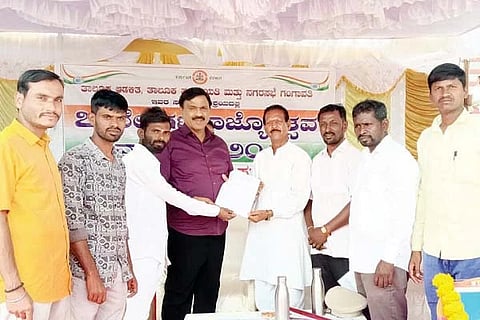 ಗಂಗಾವತಿಯಲ್ಲಿ ಸರ್ವಾಂಗೀಣ ಅಭಿವೃದ್ಧಿ ಹೋರಾಟ ಸಮಿತಿ ಸದಸ್ಯರು ಶಾಸಕ ಗಾಲಿ ಜನಾರ್ದನರೆಡ್ಡಿಗೆ ಮನವಿ ಸಲ್ಲಿಸಿದರು. ಜಿಲ್ಲಾಧ್ಯಕ್ಷ ಬಸವರಾಜ ಮ್ಯಾಗಳಮನಿ, ಪದಾಧಿಕಾರಿಗಳಾದ ಚಂದ್ರು ನಿಸರ್ಗ, ಜಡಿಯಪ್ಪ ಹಂಚಿನಾಳ, ದುರುಗೇಶ್ ಹೊಸಳ್ಳಿ ಇತರರಿದ್ದರು.