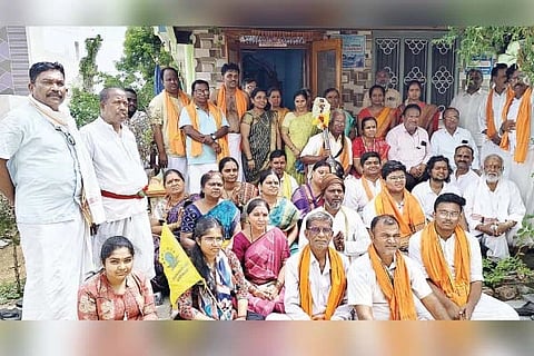 ಕೊಪ್ಪಳ ತಾಲೂಕಿನ ಕರ್ಕಿಹಳ್ಳಿಯ ಶ್ರೀ ಕ್ಷೇತ್ರ ಮೃತ್ಯುಂಜಯೇಶ್ವರ ಜಾತ್ರಾಮಹೋತ್ಸವ ನಿಮಿತ್ತ ರಾಯಚೂರಿನಿಂದ ಹಮ್ಮಿಕೊಂಡಿದ್ದ ಶ್ರೀ ಶಿವ ಚಿದಂಬರ ದಿಂಡಿ ಯಾತ್ರೆಯನ್ನು ಗಂಗಾವತಿ ತಾಲೂಕಿನ ಮರಳಿಯಲ್ಲಿ ಸ್ವಾಗತಿಸಲಾಯಿತು. ರಾಯಚೂರಿನ ರಾಮಾಚಾರ್ ಜೋಶಿ, ಶ್ಯಾಮಾಚಾರ್ ಜೋಶಿ, ಪಿಎಸ್ಸೆಸ್ಸೆನ್ ಮಾಜಿ ನಿರ್ದೇಶಕ ರಮೇಶ ಕುಲ್ಕರ್ಣಿ ಇತರರಿದ್ದರು.