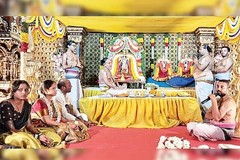 ಗಂಗಾವತಿ ಶ್ರೀ ಸತ್ಯನಾರಾಯಣ ದೇವಾಲಯದ 36ನೇ ವಾರ್ಷಿಕೋತ್ಸವ ಸಮಾರಂಭದಲ್ಲಿ ಬೆಂಗಳೂರಿನ ಮಲ್ಲೇಶ್ವರಂ ತುಳಸಿತೋಟ ಪ್ರಸನ್ನ ಕೃಷ್ಣಸ್ವಾಮಿ ದೇವಾಲಯದಿಂದ ಶ್ರೀನಿವಾಸ ಕಲ್ಯಾಣೋತ್ಸವ ಮಂಗಳವಾರ ನೆರವೇರಿಸಲಾಯಿತು. ಪ್ರಮುಖರಾದ ವೇಣುಗೋಪಾಲ ಭಟ್, ಶೇಷಾದ್ರಿ ಭಟ್ ಮತ್ತು ವಿಷ್ಣುಭಟ್ ಇತರರಿದ್ದರು. 