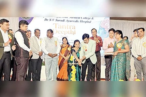 ಗಂಗಾವತಿಯಲ್ಲಿ ಹಮ್ಮಿಕೊಂಡಿದ್ದ ತಂತ್ರ ದೀಪ್ತಿ 2026 ರಾಷ್ಟ್ರೀಯ ಸಮ್ಮೇಳನವನ್ನು ಜಿಲ್ಲಾ ವೈದ್ಯಾಧಿಕಾರಿ ಈಶ್ವರ ಸವಡಿ ಉದ್ಘಾಟಿಸಿದರು. ಕಿಮ್ಸ್ ವೈದ್ಯಕೀಯ ಕಾಲೇಜಿನ ನಿರ್ದೇಶಕ ಡಾ.ವಿಜಯನಾಥ ಇಟಗಿ, ಸ್ಫೂರ್ತಿ ಸಮೂಹ ಶಿಕ್ಷಣ ಸಂಸ್ಥೆ ಅಧ್ಯಕ್ಷೆ ನಿರ್ಮಲಾ ಸವಡಿ, ನಿರ್ದೇಶಕರಾದ ಡಾ.ಸತೀಶ ರಾಯ್ಕರ್, ಡಾ.ಉಮೇಶ ವಿ.ಪುರದ್ ಇತರರಿದ್ದರು.