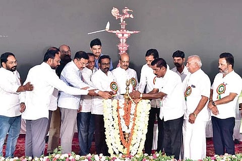 ಗಂಗಾವತಿ ತಾಲೂಕಿನ ಶ್ರೀರಾಮನಗರದ ಶ್ರೀ ವಿದ್ಯಾನಿಕೇತನ ಪಬ್ಲಿಕ್ ಸ್ಕೂಲ್‌ನಲ್ಲಿ ಹೈಸ್ಕೂಲ್ ವಿಭಾಗದಿಂದ ಹಮ್ಮಿಕೊಂಡಿದ್ದ ಕಲಾಸೌರಭವನ್ನು ಸಮೂಹ ಶಿಕ್ಷಣ ಸಂಸ್ಥೆ ಅಧ್ಯಕ್ಷ ನೆಕ್ಕಂಟಿ ಸೂರಿಬಾಬು ಶುಕ್ರವಾರ ಉದ್ಘಾಟಿಸಿದರು. ಅಖಿಲ ಭಾರತ ರೈಸ್ ೆಡರೇಷನ್ ಹಾಗೂ ರಾಜ್ಯ ಅಕ್ಕಿ ಗಿರಣಿ ಮಾಲೀಕರ ಸಂಘದ ಉಪಾಧ್ಯಕ್ಷ  ಎನ್.ಆರ್. ಶ್ರೀನಿವಾಸ, ಕೊಪ್ಪಳ ಸಿಪಿಐ ಡಿ.ಎಸ್. ಆಂಜನೇಯ ಇತರರಿದ್ದರು.