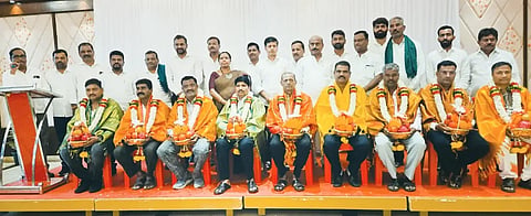 Ganig samaj ಅಣ್ಣಿಗೇರಿ ಪಿಎಲ್​ಡಿ ಬ್ಯಾಂಕ್​ ಅಧ್ಯಕ್ಷ ದೇವರಾಜ ದಾಡಿಬಾವಿ ಅವರು ಅಖಿಲ ಭಾರತ ಗಾಣಿಗ ಸಂಘದ ಜಿಲ್ಲಾ ಪದಾಧಿಕಾರಿಗಳನ್ನು ಸನ್ಮಾನಿಸಿದರು. ಗುರುಶಾಂತ ಗಾಣಿಗೇರ, ವೈ.ವೈ. ಗಣಿ, ಸುರೇಶ ಗಾಣಿಗೇರ, ಜಗದೀಶ ಚವಡಿ, ಹನುಮಂತ, ಸುಭಾಸ್​ ಬೂದಿಹಾಳ, ಶಿವರಾಜ ಮಂಟೂರ ಇತರರು ಇದ್ದರು.