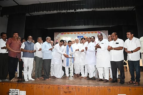 great ಹುಬ್ಬಳ್ಳಿಯಲ್ಲಿ ಆಯೋಜಿಸಿದ್ದ ಅಖಿಲ ಭಾರತ ಗಾಣಿಗರ ಸಂಘದ ಕೇಂದ್ರ ಘಟಕದ ವಾರ್ಷಿಕ ಮಹಾಸಭೆಯನ್ನು ಕೇಂದ್ರ ಸಚಿವ ಪ್ರಲ್ಹಾದ ಜೋಶಿ ಉದ್ಘಾಟಿಸಿದರು. 