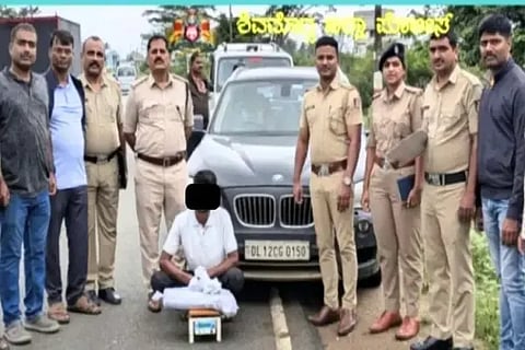 ಬಿಎಂಡಬ್ಲುೃ ಕಾರಿನಲ್ಲಿ ಗಾಂಜಾ ಸಾಗಿಸುತ್ತಿದ್ದ ಆರೋಪಿಯನ್ನು ವಿನೋಬನಗರ ಠಾಣೆ ಪೊಲೀಸರು ಬಂಧಿಸಿದರು.