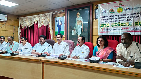 ಶಿರಸಿಯಲ್ಲಿ ಆಯೋಜಿಸಿದ್ದ ಜಿಲ್ಲಾ ಮಟ್ಟದ ಗ್ಯಾರಂಟಿ ಯೋಜನೆಗಳ ಅನುಷ್ಠಾನ ಪ್ರಾಧಿಕಾರದ ಸಭೆಯಲ್ಲಿ ಶಾಸಕ ಭೀಮಣ್ಣ ನಾಯ್ಕ ಮಾತನಾಡಿದರು. ಸತೀಶ ನಾಯ್ಕ, ಸುಮಾ ಉಗ್ರಾಣಕರ್, ನಾಗರಾಜ ಮುರ್ಡೇಶ್ವರ, ಚೆನ್ನಬಸಪ್ಪ ಹಾವಣಗಿ ಇತರರಿದ್ದರು.