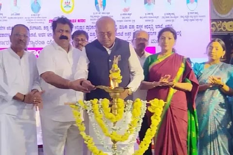 ಕೆಳಗಿನೂರಿನ ಒಕ್ಕಲಿಗರ ಸಭಾಭವನದಲ್ಲಿ ಸರ್ಕಾರದ ಐದು ಗ್ಯಾರಂಟಿ ಯೋಜನೆಗಳ ಅನುಷ್ಠಾನದ ಕುರಿತು ಬುಧವಾರ ಜಿಲ್ಲಾ ಮಟ್ಟದ ಗ್ಯಾರಂಟಿ ಕಾರ್ಯಾಗಾರ ಹಾಗೂ ಗ್ಯಾರಂಟಿ ಉತ್ಸವ ಜಿಲ್ಲಾ ಉಸ್ತುವಾರಿ ಸಚಿವ ಮಂಕಾಳ ವೈದ್ಯಉದ್ಘಾಟಿಸಿದರು. 