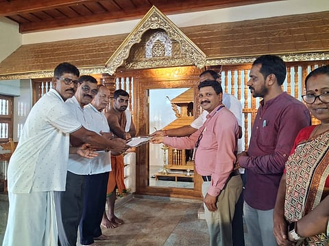 ಉಡುಪಿಯ 80ನೇ ಬಡಗಬೆಟ್ಟು ಗ್ರಾಮದಲ್ಲಿರುವ ಶ್ರೀ ಬ್ರಹ್ಮ ಬೈದರ್ಕಳ ಗರೋಡಿ ಅಭಿವೃದ್ಧಿಗೆ ಶ್ರೀ ಕ್ಷೇತ್ರ ಧರ್ಮಸ್ಥಳದಿಂದ 1 ಲಕ್ಷ ರೂ. ದೇಣಿಗೆಯನ್ನು ಸುರೇಂದ್ರ ನಾಯ್ಕ್​ ಹಸ್ತಾಂತರಿಸಿದರು. ಬಾಲಚಂದ್ರ, ಅರುಣಾಚಲ ಹೆಗ್ಡೆ, ಜಯರಾಜ್​ ಹೆಗ್ಡೆ, ಪ್ರೇಮನಾಥ ಪೂಜಾರಿ ಇತರರಿದ್ದರು.