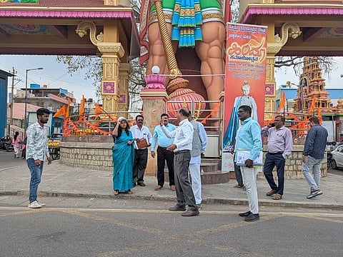 ತುಮಕೂರಿನಲ್ಲಿ ಜಿಲ್ಲಾ ಮಟ್ಟದ ಗ್ಯಾರಂಟಿ ಯೋಜನಾಅನುಷ್ಠಾನ ಸಮ್ಮೇಳನ ಆಯೋಜಿಸುವ ಹಿನ್ನೆಲೆ ಗಾಜಿನಮನೆಗೆ ತೆರಳಿ ಜಿ.ಚಂದ್ರಶೇಖರಗೌಡ, ಬಿ.ವಿ.ಅಶ್ವಿಜ, ಹನುಮಂತಯ್ಯ, ನರಸೀಯಪ್ಪ ಪರಿಶೀಲಿಸಿದರು. 