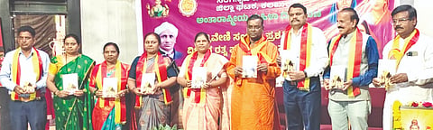 ಕಲಬುರಗಿ ರಂಗಾಯಣ ಸಭಾಭವನದಲ್ಲಿ ಮಹಿಳಾ ದಿನ ನಿಮಿತ್ತ ಸೋಮವಾರ ನಡೆದ ಕಾರ್ಯಕ್ರಮದಲ್ಲಿ ಡಾ.ಜಯದೇವಿ ಗಾಯಕವಾಡ ಅವರ ಕಾವ್ಯ ಸಂಕಲನ ಗ್ರಂಥವನ್ನು ಗ್ರಂಥಾಲಯ ಇಲಾಖೆ ನಿರ್ದೇಶಕ ಡಾ.ಸತೀಶಕುಮಾರ ಹೊಸಮನಿ ಬಿಡುಗಡೆ ಮಾಡಿದರು. ಡಾ.ಸದಾನಂದ ಪೆರ್ಲ, ಡಾ.ಗವಿಸಿದ್ದಪ್ಪ ಪಾಟೀಲ್​, ಪ್ರೊ.ಶಿವರಾಜ ಪಾಟೀಲ್​, ಡಾ.ಶೋಭಾದೇವಿ ಚಕ್ಕಿ, ಪಂಚಾರಿ ಸ್ವಾಮೀಜಿ ಇತರರಿದ್ದರು. 