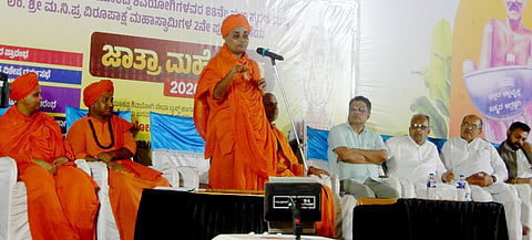 ರಟ್ಟಿಹಳ್ಳಿ ತಾಲೂಕಿನ ತಿಪ್ಪಾಯಿಕೊಪ್ಪ ಗ್ರಾಮದಲ್ಲಿ ಆಯೋಜಿಸಿದ್ದ ಧರ್ಮಸಭೆಯಲ್ಲಿ ಅಭಿನವ ಗವಿಸಿದ್ಧೇಶ್ವರ ಸ್ವಾಮೀಜಿ Gavisiddheshwara Swamiji ಮಾತನಾಡಿದರು. 