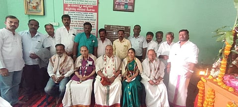 ಮಂಡ್ಯ ನಗರದ ಪೇಟೆಬೀದಿ ಶ್ರೀಮಹಾಲಕ್ಷ್ಮೀ ದೇವಿ ದೇವಸ್ಥಾನದಲ್ಲಿ ಏರ್ಪಡಿಸಿದ್ದ ಶ್ರೀ ತ್ಯಾಗರಾಜರ ಆರಾಧನೆಯಲ್ಲಿ ಗಾಯನ ನಡೆಸಿಕೊಟ್ಟ ವಿದ್ವಾನ್ ಬಳ್ಳಾರಿ ರಾಘವೇಂದ್ರ ಹಾಗೂ ಕು.ಲಕ್ಷ್ಮೀ ಹಾಗೂ ಪಕ್ಕವಾದ್ಯ ಕಲಾವಿದರನ್ನು ಟ್ರಸ್ಟ್ ವತಿಯಿಂದ ಅಭಿನಂದಿಸಲಾಯಿತು.