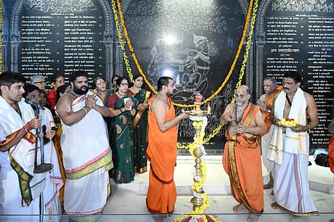 ಉಡುಪಿಯ ಗೀತಾ ಮಂದಿರದಲ್ಲಿ ಗೀತಾ ಜಯಂತಿ ನಿಮಿತ್ತ ಆಯೋಜಿಸಿದ್ದ ಪಾರಾಯಣವನ್ನು ಸುಗುಣೇಂದ್ರ ಶ್ರೀ ಉದ್ಘಾಟಿಸಿದರು. ಸುಶ್ರೀಂದ್ರ ಶ್ರೀ ಇತರರಿದ್ದರು.