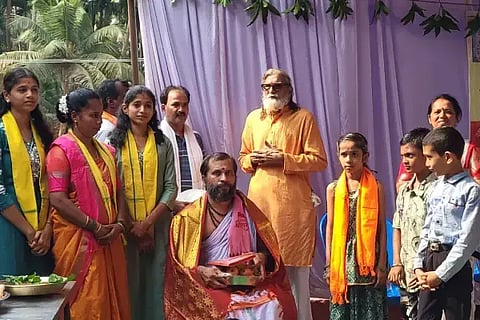 ಭಟ್ಕಳ ತಾಲೂಕಿನ ಬೈಲೂರಿನ ಶೇರುಗಾರಕೇರಿಯ ಶ್ರೀ ಲಕ್ಷ್ಮೀ ನರಸಿಂಹ ದೇವಸ್ಥಾನದಲ್ಲಿ ಭಗವದ್ಗೀತೆಯ (Bhagavdgeeta) ಮೂರನೇ ಅಧ್ಯಾಯ ಸಮರ್ಪಣೆ ಹಾಗೂ ಮಾತೃವಂದನೆ ಕಾರ್ಯಕ್ರಮದಲ್ಲಿ ಅರ್ಚಕ ಗಣೇಶ ಭಟ್ ಅವರನ್ನು ಗೌರವಿಸಲಾಯಿತು. ಪ್ರಾಂಶುಪಾಲೆ ರೂಪಾ ಖಾರ್ವಿ, ಶಿಕ್ಷಕರಾದ ಉಲ್ಲಾಸ ನಾಯ್ಕ, ಪೂರ್ಣಿಮಾ ನಾಯ್ಕ ಇತರರಿದ್ದರು.