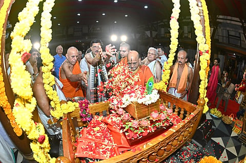 ಉಡುಪಿ ಶ್ರೀಕೃಷ್ಣನಿಗೆ ನವದೆಹಲಿಯ ದಾನಿ ಎಸ್​.ಲಕ್ಷ್ಮೀನಾರಾಯಣನ್​ ಅವರು ಕೊಡುಗೆಯಾಗಿ ನೀಡಿದ ಸ್ವರ್ಣ ಭಗವದ್ಗೀತಾ ಗ್ರಂಥವನ್ನು ಸುಗುಣೇಂದ್ರ ಶ್ರೀ, ಸುಶ್ರೀಂದ್ರ ಶ್ರೀ, ವಿದ್ಯಾಶ್ರೀಶ ಶ್ರೀಗಳು ರಾಜಾಂಗಣದಲ್ಲಿ ಭಗವಂತನಿಗೆ ಅರ್ಪಿಸಿದರು.