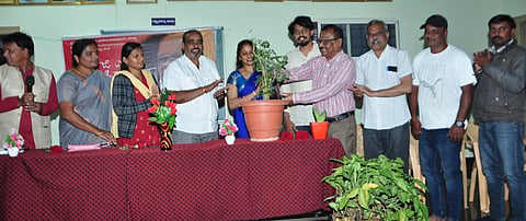 ಮಂಡ್ಯದಲ್ಲಿ ಆಯೋಜಿಸಿದ್ದ ಗೀತಗಾಯನ ಕಾರ್ಯಕ್ರಮವನ್ನು ಕನ್ನಡ ಪರಿಚಾರಕ ಕೆ.ಟಿ.ಹನುಮಂತು ಗಿಡಕ್ಕೆ ನೀರೆರೆಯುವ ಮೂಲಕ ಉದ್ಘಾಟಿಸಿದರು.
