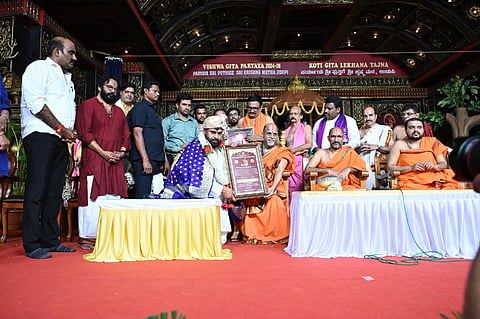 ಉಡುಪಿಯ ರಾಜಾಂಗಣದಲ್ಲಿ ನಡೆದ ಬೃಹತ್​ ಗೀತೋತ್ಸವದ ಸಮಾರೋಪ ಸಮಾರಂಭದಲ್ಲಿ ಪವನ್​ ಕಲ್ಯಾಣ್​ ಅವರಿಗೆ ಸುಗುಣೇಂದ್ರ ಶ್ರೀಗಳು 'ಅಭಿನವ ಶ್ರೀಕೃಷ್ಣ ದೇವರಾಯ' ಪ್ರಶಸ್ತಿ ನೀಡಿ ಸನ್ಮಾನಿಸಿದರು. ಸುಶ್ರೀಂದ್ರ ಶ್ರೀ, ವಿದ್ಯಾಪ್ರಸನ್ನ ತೀರ್ಥ ಸ್ವಾಮೀಜಿ ಇದ್ದರು.