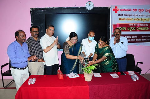  ಮಂಡ್ಯ ನಗರದಲ್ಲಿ ಆಯೋಜಿಸಿದ್ದ ಜಿನೀವಾ ಒಪ್ಪಂದ ದಿನಾಚರಣೆಯನ್ನು ಭಾರತೀಯ ರೆಡ್‌ಕ್ರಾಸ್ ಸಂಸ್ಥೆಯ ಜಿಲ್ಲಾ ಸಭಾಧ್ಯಕ್ಷೆ ಡಾ.ಮೀರಾ ಶಿವಲಿಂಗಯ್ಯ ಉದ್ಘಾಟಿಸಿದರು.