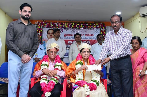 ಗುಲ್ಬರ್ಗ ಜೆಸ್ಕಾಂನಲ್ಲಿ ಸೋಮವಾರ ನಡೆದ ಬೀಳ್ಕೊಡುಗೆ ಕಾರ್ಯಕ್ರಮದಲ್ಲಿ ಸೇವಾ ನಿವೃತ್ತ ಸುವರ್ಣ ದಡೇದ್​ ದಂಪತಿಯನ್ನು ಎಂಡಿ ಕೃಷ್ಣ ಬಾಜಪೇಯಿ ಸತ್ಕರಿಸಿದರು. ತಾಂತ್ರಿಕ ನಿರ್ದೇಶಕ ಚಂದ್ರಕಾಂತ ಪಾಟೀಲ್​ ಇತರರಿದ್ದರು.