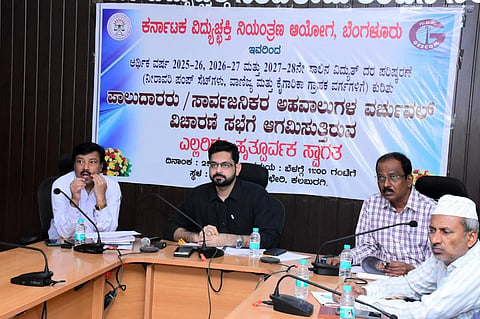 ಲಬುರಗಿ ಜೆಸ್ಕಾಂ ಕಚೇರಿಯಲ್ಲಿ ನೀರಾವರಿ ವಾಣಿಜ್ಯ ಗ್ರಾಹಕರಿಗೆ ವಿದ್ಯುತ್​ ದರ ಪರಿಷ್ಕರಣೆ ಸಂಬಂಧ ಕೆಇಆರ್​ಸಿ ಗುರುವಾರ ವೀಡಿಯೋ ಕಾನ್ಫರೆನ್ಸ್​ ಮೂಲಕ ನಡೆಸಿದ ಸಭೆಯಲ್ಲಿ ಜೆಸ್ಕಾಂ ವ್ಯವಸ್ಥಾಪಕ ನಿರ್ದೇಶಕ ಕೃಷ್ಣ ಬಾಜಪೇಯಿ, ತಾಂತ್ರಿಕ ನಿರ್ದೇಶಕ ಚಂದ್ರಕಾಂತ ಪಾಟೀಲ್​, ಮುಖ್ಯ ಹಣಕಾಸು ಅಧಿಕಾರಿ ಬಿ.ಎಚ್​.ಶಿವಶಂಕರ್​ ಇತರರಿದ್ದರು.