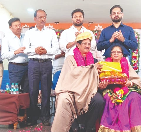 ಕಲಬುರಗಿ ಜೆಸ್ಕಾಂನಲ್ಲಿ ನಿವೃತ್ತ ಇಂಜಿನಿಯರ್​ ಹನುಮೇಶ ದಂಪತಿಯನ್ನು ಶುಕ್ರವಾರ ಸತ್ಕರಿಸಲಾಯಿತು. ಜೆಸ್ಕಾಂ ಅಧ್ಯಕ್ಷ ಪ್ರವಿಣ್​ ಪಾಟೀಲ್​ ಹರವಾಳ, ಎಂಡಿ ಕೃಷ್ಣ ಬಾಜಪೇಯಿ, ಚಂದ್ರಕಾಂತ ಪಾಟೀಲ್​, ಡಿ.ಎಚ್​.ಶಿವಶಂಕರ, ಸಚಿನ್​ ಹುಂಡೇಕಾರ ಇತರರಿದ್ದರು.