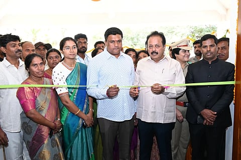 ಮಂಡ್ಯ ತಾಲೂಕು ಬಿ.ಹೊಸೂರು ಕಾಲನಿಯಲ್ಲಿ ನಿರ್ಮಾಣಗೊಂಡಿರುವ ಗಾಂಧಿಭವನವನ್ನು ಜಿಲ್ಲಾ ಉಸ್ತುವಾರಿ ಸಚಿವ ಎನ್.ಚಲುವರಾಯಸ್ವಾಮಿ ಲೋಕಾರ್ಪಣೆಗೊಳಿಸಿದರು.  