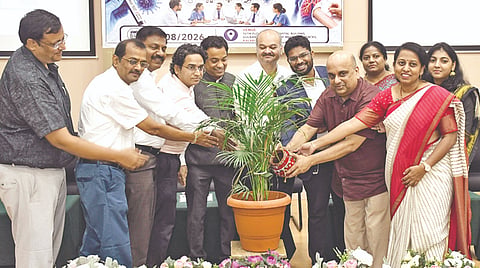 ಕಲಬುರಗಿ ಜಿಮ್ಸ್​ನಲ್ಲಿ ಶುಕ್ರವಾರ ಆಯೋಜಿಸಿದ್ದ ಬಹುಶಾಖಾ ವೈಜ್ಞಾನಿಕ ಕಾರ್ಯಾಗಾರವನ್ನು ಆಸ್ಪತ್ರೆ ನಿರ್ದೇಶಕ ಡಾ.ಉಮೇಶ ಎಸ್​.ಆರ್​. ಉದ್ಘಾಟಿಸಿದರು. ಡಾ.ಗೌತಮ್​ ಮೋದಿ, ಡಾ.ಶಿವಕುಮಾರ ಸಿ.ಆರ್​., ಡಾ.ರೇಣುಕಾ ಮೇಳಕುಂದಿ, ಡಾ.ಎಸ್​.ಎನ್​.ಮಣಿದೇವಿ, ಡಾ.ನರೇಂದ್ರ, ಡಾ.ರೇವಣಸಿದ್ದ ಇತರರಿದ್ದರು.