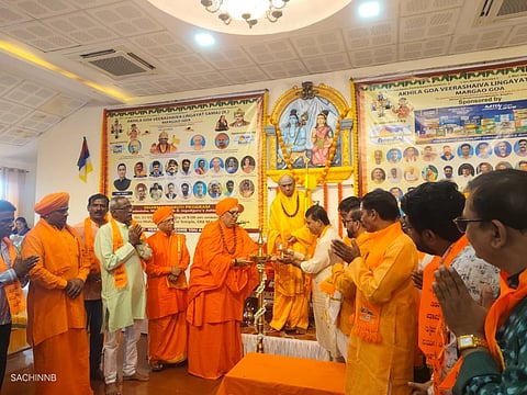ಗೋವಾ ವೀರಶೈವ ಲಿಂಗಾಯತ ಸಮಾಜ ಆಯೋಜಿಸಿದ್ದ ಇಷ್ಟಲಿಂಗ ದೀಕ್ಷೆ ಕಾರ್ಯಕ್ರಮವನ್ನು ಕಾಶಿ ಜಗದ್ಗುರುಗಳು ಉದ್ಘಾಟಿಸಿದರು. ಹುಕ್ಕೇರಿ, ಕೆರೂರು, ಗುಳೇದಗುಡ್ಡ ಶ್ರೀಗಳು, ಸಮಾಜದ ರಾಜ್ಯಾಧ್ಯಕ್ಷೆ ಜಯಶ್ರೀ ಹೊಸಮನಿ ಉಪಸ್ಥಿತರಿದ್ದರು. 