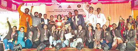 ಅಂತರ್​ ಮಹಾವಿದ್ಯಾಲಯಗಳ ಯುವಜನೋತ್ಸವ ಶಕ್ತಿ ಸಂಭ್ರಮದಲ್ಲಿ ಕಲಬುರಗಿ ಗೋದುತಾಯಿ ದೊಡ್ಡಪ್ಪ ಅಪ್ಪ ಪದವಿ ಮಹಿಳಾ ಮಹಾವಿದ್ಯಾಲಯವು ರನ್ನರ್​ಅಪ್​ ಪ್ರಶಸ್ತಿ ಪಡೆದು ಸಂಭ್ರಮಿಸಿತು. ವೀರಭದ್ರಯ್ಯ ಸ್ಥಾವರಮಠ, ಕೃಪಾಸಾಗರ ಗೊಬ್ಬುರ್​, ಬಾಬುರಾವ ಮಡಿವಾಳ, ಪ್ರಭಾವತಿ ಎಚ್​., ಪ್ರಶಾಂತ ಗೋಲ್ಡಸ್ಮಿತ್​, ಪೂಜಾ ಮಡಿವಾಳಪ್ಪ ಇತರರಿದ್ದರು.