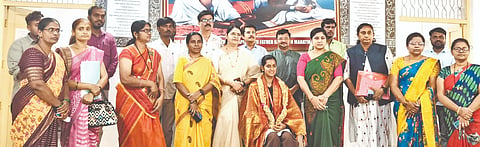 ಕಲಬುರಗಿ ಗೋದುತಾಯಿ ಮಹಿಳಾ ಪದವಿ ಮಹಾವಿದ್ಯಾಲಯದಲ್ಲಿ ರಾಜ್ಯ ಅಕ್ಕಮಹಾದೇವಿ ವಿಶ್ವವಿದ್ಯಾಲಯದ ಚೆಸ್​ ತಂಡಕ್ಕೆ ಆಯ್ಕೆಯಾದ ಖುಷಿ.ಕೆ ಅವರನ್ನು ಮಂಗಳವಾರ ಸತ್ಕರಿಸಲಾಯಿತು. ಮಹಾವಿದ್ಯಾಲಯದ ಪ್ರಾಚಾಯೆರ್ ಡಾ.ಸೀಮಾ ಪಾಟೀಲ್​, ದೈಹಿಕ ಶಿಕ್ಷಣ ನಿರ್ದೇಶಕಿ ಡಾ.ರಾಜಲಕ್ಷಿ$್ಮ, ಮಹಾವಿದ್ಯಾಲಯದ ಬೋಧಕ ಮತ್ತು ಬೋಧಕೇತರ ಸಿಬ್ಬಂದಿ ಇದ್ದರು.