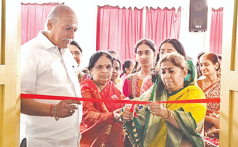 ಕಲಬುರಗಿಯ ಗೋದುತಾಯಿ ಕಾಲೇಜಿನಲ್ಲಿ ಬಿಎಸ್ಸಿ ಲ್ಯಾಬ್​ಗೆ ಮಾತೋಶ್ರೀ ಡಾ.ದಾಕ್ಷಾಯಿಣಿ ಅಪ್ಪ ಚಾಲನೆ ನೀಡಿದರು. ಬಸವರಾಜ ದೇಶಮುಖ, ಶಿವಾನಿ ಅಪ್ಪ, ಕೋಮಲಾ ಅಪ್ಪ, ಡಾ.ನೀಲಾಂಬಿಕಾ ಶೇರಿಕಾರ, ಡಾ.ಸೀಮಾ ಪಾಟೀಲ್​ ಇತರರಿದ್ದರು.