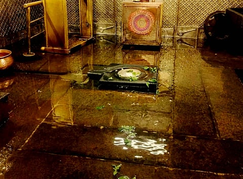 ತಾಸು ಸುರಿದ ಮಳೆಗೆ (Hevy Rain) ಶುಕ್ರವಾರ ಪುರಾಣ ಪ್ರಸಿದ್ಧ ಶ್ರೀ ಮಹಾಬಲೇಶ್ವರ ಆತ್ಮಲಿಂಗ ಜಲಾವೃತವಾಗಿರುವುದು.