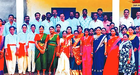 ಗೋಕರ್ಣ ಬಳಿಯ ಮಾದನಗೇರಿಯ ಮಾದರಿ ಹಿ.ಪ್ರಾ. ಶಾಲೆಯಲ್ಲಿ ಆಯೋಜಿಸಿದ್ದ ಮಹಾಸಭೆಯಲ್ಲಿ ಪಾಲಕ-ಶಿಕ್ಷಕ ವಿದ್ಯಾರ್ಥಿಗಳೊಂದಿಗೆ ಶಾಸಕ ದಿನಕರ ಶೆಟ್ಟಿ ಪಾಲ್ಗೊಂಡಿದ್ದರು.