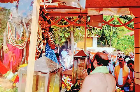 ಗೋಕರ್ಣ ಬಳಿಯ ಮಾದನಗೇರಿಯ ಶ್ರೀ ಮಹಾಲಸಾ ಸಿದ್ಧಿವಿನಾಯಕ ಮಂದಿರದ ಜಪಕೇಂದ್ರಕ್ಕೆ ಶುಕ್ರವಾರ ಬೆಳಗ್ಗೆ ಆಗಮಿಸಿದ ಶ್ರೀ ಸಂಸ್ಥಾನ ಗೋಕರ್ಣ ಪರ್ತಗಾಳಿ ಜೀವೋತ್ತಮ ಮಠದ ಶ್ರೀರಾಮ ದಿಗ್ವಿಜಯ ರಥಯಾತ್ರೆಯನ್ನು ಅಪಾರ ಭಕ್ತರು ಭಕ್ತಿ ಪೂರ್ವಕವಾಗಿ ಸ್ವಾಗತಿಸಿದರು.