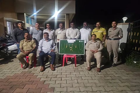 ಅಪ್ರಾಪ್ತರಿಂದ ಚಿನ್ನಾಭರಣ ಜಪ್ತಿ ಮಾಡಿದ ಭದ್ರಾವತಿ ಗ್ರಾಮಾಂತರ ಠಾಣೆ ಪೊಲೀಸರು. ಪ್ರಕಾಶ್ ರಾಥೋಡ್, ಚಿದಾನಂದ, ಶಿಲ್ಪಾ ನಾಯನೇಗಲಿ, ಮಹೇಶ್, ವೆಂಕಟೇಶ್, ರವಿಕುಮಾರ್, ಚಂದ್ರಶೇಖರ್, ಮಂಜನಾಥ, ಅರುಣ್‌ಕುಮಾರ್, ಈರಯ್ಯ, ವಿಜಯಕುಮಾರ್ ಇದ್ದರು. 