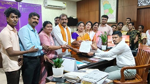 ಗೋಹತ್ಯಾ ನಿಷೇಧ ಕಾಯಿದೆ ಜಾರಿ ಮಾಡುವಂತೆ ಆಗ್ರಹಿಸಿ 'ಗೋಮಾತೆಯ ಗೌರವ ಅಭಿಯಾನ'ದ ಉಡುಪಿ ಪದಾಧಿಕಾರಿಗಳು ಎಡಿಸಿ ಅಬೀದ್​ ಗದ್ಯಾಳ ಅವರಿಗೆ ಮನವಿ ಸಲ್ಲಿಸಿದರು. ವಿಜಯ್​ ಕೊಡವೂರು, ಗೀತಾಂಜಲಿ ಸುವರ್ಣ, ರಾಘವೇಂದ್ರ ಪ್ರಭು ಕರ್ವಾಲು, ವೀಣಾ ಶೆಟ್ಟಿ, ರಮಿತಾ ಸೂರ್ಯವಂಶಿ, ಸಂತೋಷ್​, ರಂಜಿತ್​ ಇದ್ದರು.