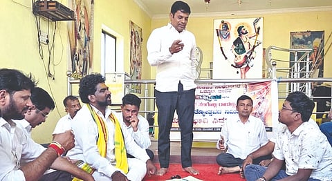ಬೀದರ್​ನಲ್ಲಿ ಆಯೋಜಿಸಿದ್ದ ಗೊಂಡ ಪರ ಸಂಘಟನೆಗಳ ಒಕ್ಕೂಟದ ಸಭೆಯಲ್ಲಿ ತುಕಾರಾಮ ಚಿಮಕೋಡೆ ಮಾತನಾಡಿದರು. ಮಾಳಪ್ಪ ಅಡಸಾರೆ, ವೆಂಕಟೇಶ ಎಕಲಾರಕರ್​, ಲೋಕೇಶ ಮರ್ಜಾಪುರ ಇತರರಿದ್ದರು.