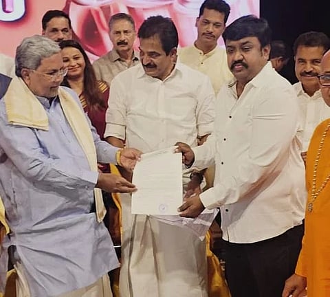 ಶ್ರೀ ನಾರಾಯಣ ಗುರು 'ರಾಜ್ಯ ಗುರುಧರ್ಮ ಪ್ರಚಾರ' ಯುವಜನ ಸಭಾದ ಅಧ್ಯಕ್ಷರಾಗಿ ನೇಮಕಗೊಂಡ ಕೆ.ಗೋಪಿ ಕೃಷ್ಣಪ್ಪ ಅವರಿಗೆ ಸಿಎಂ ಸಿದ್ದರಾಮಯ್ಯ ಅವರು ಕೇರಳದಲ್ಲಿ ಆದೇಶ ಪ್ರತಿ ನೀಡಿದರು. ಕೆ.ಸಿ. ವೇಣುಗೋಪಾಲ್​ ಇತರರು ಇದ್ದರು.