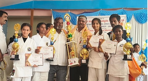 ಚನ್ನಪಟ್ಟಣದಲ್ಲಿ ನಡೆದ ರಾಷ್ಟ್ರಮಟ್ಟದ ಕರಾಟೆ ಸ್ಪರ್ಧೆಯಲ್ಲಿ ವಿಜೇತರಾದ ಗೊರವಾಲೆ ಸರ್ಕಾರಿ ಪ್ರೌಢಶಾಲೆ ವಿದ್ಯಾರ್ಥಿನಿಯರಿಗೆ ಬಹುಮಾನ ವಿತರಿಸಲಾಯಿತು. 