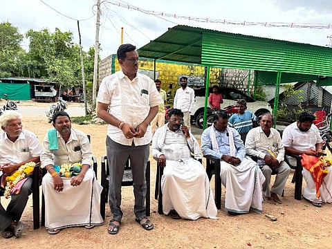 ಬೂದಿವಾಳ ಕ್ಯಾಂಪ್‌ನಲ್ಲಿ ಶನಿವಾರ ಏರ್ಪಡಿಸಿದ್ದ ಕಾಲುವೆ ಸ್ವಚ್ಛತಾ ಕಾರ್ಯದ ಸಮಾರೋಪ ಕಾರ್ಯಕ್ರಮದಲ್ಲಿ ಆರ್‌ಡಿಸಿಸಿ ಬ್ಯಾಂಕ್ ನಿರ್ದೇಶಕ ಸೋಮನಗೌಡ ಬಾದರ್ಲಿ ಮಾತನಾಡಿದರು. ಪ್ರಮುಖರಾದ ಅಮರೇಶಗೌಡ ಗೊರೇಬಾಳ, ಬಸಾಪುರ ರಾಮನಗೌಡ, ಶರಣೇಗೌಡ ಪೊಲೀಸ್ ಪಾಟೀಲ್, ದೊಡ್ಮನೆ ದೇವೇಂದ್ರಗೌಡ ಗೊರೇಬಾಳ, ಎಂ. ಮಲ್ಲನಗೌಡ ಇತರರಿದ್ದರು.