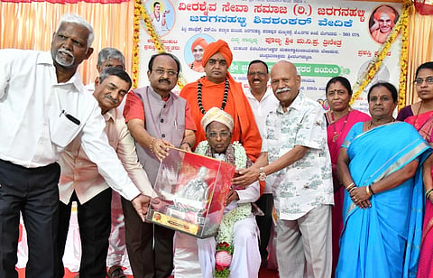 ಹಿರಿಯ ಸಾಹಿತಿ ಗೊ.ರು.ಚನ್ನಬಸಪ್ಪ ಅವರಿಗೆ ನಾಡೋಜ ಹಂಪ ನಾಗರಾಜಯ್ಯ ಶರಣ ಮುಕುಟ ಪ್ರಶಸ್ತಿ ಪ್ರದಾನ ಮಾಡಿದರು. ಡಾ.ಸಿ.ಸೋಮಶೇಖರ್, ಡಾ.ತ್ರಿನೇತ್ರ ಮಹಾಂತ ಸ್ವಾಮೀಜಿ ಇದ್ದರು. 