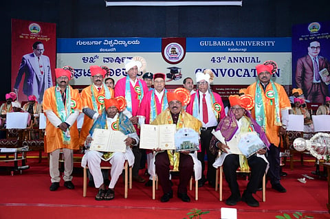 ಗುಲ್ಬರ್ಗ ವಿವಿಯಲ್ಲಿ ಮಂಗಳವಾರ ನಡೆದ ಟಿಕೋತ್ಸವದಲ್ಲಿ ಮೂವರು ಸಾಧಕರಿಗೆ ಗೌರವ ಡಾಕ್ಟರೇಟ್​ ಪ್ರದಾನ ಮಾಡಿ ಗೌರವಿಸಲಾಯಿತು. ರಾಜ್ಯಪಾಲ ಥಾವರಚಂದ್​ ಗೆಹೆಲೋತ್​, ಡಾ.ಎಂ.ಸಿ.ಸುಧಾಕರ, ಪ್ರೊ.ಎಲ್​.ಎಂ.ಪಟ್ನಾಯಕ್​, ಪ್ರೊ.ಶಶಿಕಾಂತ ಉಡಿಕೇರಿ, ಪ್ರೊ.ರಮೇಶ ಲಂಡನಕರ್​, ಡಾ.ಎನ್​.ಜಿ.ಕಣ್ಣೂರ್​ ಇತರರಿದ್ದರು.