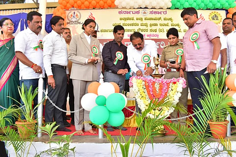 ಮಂಡ್ಯದಲ್ಲಿ ಆಯೋಜಿಸಿದ್ದ ಸರ್ಕಾರಿ ನೌಕರರ ಕ್ರೀಡಾಕೂಟವನ್ನು ಜಿಲ್ಲಾ ಉಸ್ತುವಾರಿ ಸಚಿವ ಎನ್.ಚಲುವರಾಯಸ್ವಾಮಿ ಉದ್ಘಾಟಿಸಿದರು.