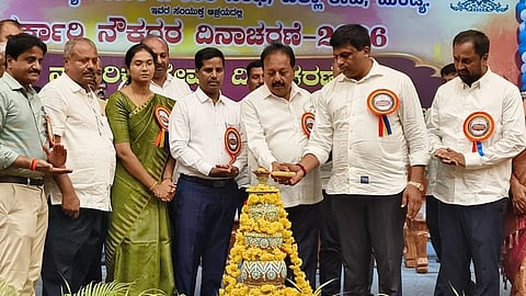 ಮಂಡ್ಯದಲ್ಲಿ ಆಯೋಜಿಸಿದ್ದ ಸರ್ಕಾರಿ ನೌಕರರ ದಿನಾಚರಣೆಯನ್ನು ಜಿಲ್ಲಾ ಉಸ್ತುವಾರಿ ಸಚಿವ ಎನ್.ಚಲುವರಾಯಸ್ವಾಮಿ ಉದ್ಘಾಟಿಸಿದರು.