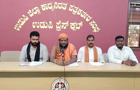 ಉಡುಪಿಯ ಪತ್ರಿಕಾ ಭವನದಲ್ಲಿ ನಡೆದ ಸುದ್ದಿಗೋಷ್ಠಿಯಲ್ಲಿ ಶ್ರೀಸಾಯಿ ಈಶ್ವರ್​ ಗುರೂಜಿ ಮಾತನಾಡಿದರು. ಗಜೇಂದ್ರ ಎಸ್​. ಬೇಲೆಮನೆ, ವಿಜಯ ಕೊಡವೂರು, ನಾಗರಾಜ್​ ಪೂಜಾರಿ ಬೈಂದೂರು ಇದ್ದರು.