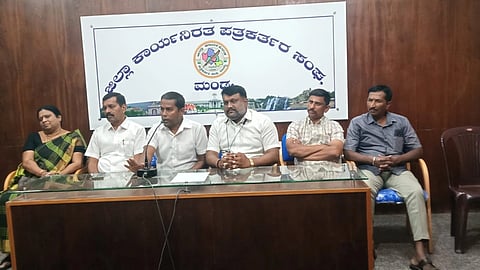ಮಂಡ್ಯದಲ್ಲಿ ಆಯೋಜಿಸಿದ್ದ ಸುದ್ದಿಗೋಷ್ಠಿಯಲ್ಲಿ ಗ್ರಾ.ಪಂ ಸದಸ್ಯರ ಮಹಾಒಕ್ಕೂಟದ ರಾಜ್ಯ ಸಂಚಾಲಕ ನಾಗೇಶ್ ಉಪ್ಪರಕನಹಳ್ಳಿ ಮಾತನಾಡಿದರು.