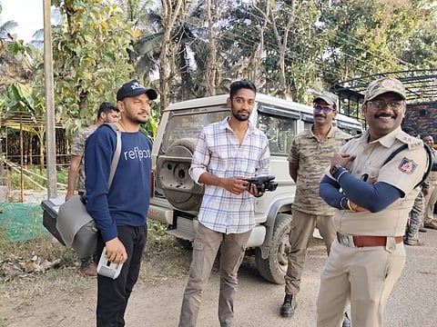 ಗುಂಡ್ಲುಪೇಟೆ ತಾಲೂಕಿನ ಮುಕ್ತಿ ಕಾಲನಿಯ ಬಾಳೆ ಜಮೀನಿನಲ್ಲಿ ಅಡಗಿದ್ದ ಹುಲಿ ಪತ್ತೆಗೆ ಅರಣ್ಯ ಸಿಬ್ಬಂದಿ ಡ್ರೋನ್ ಕ್ಯಾಮರಾ ಬಳಕೆ ಮಾಡಿರುವುದು.