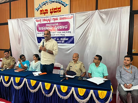 ಉಡುಪಿಯ ಕೆಮ್ಮಣ್ಣು ಗ್ರಾಪಂನಲ್ಲಿ ನಡೆದ ಅಹವಾಲು ಸ್ವೀಕಾರ ಸಭೆಯಲ್ಲಿ ಯಶ್​ಪಾಲ್​ ಸುವರ್ಣ ಮಾತನಾಡಿದರು. ವಿಜಯಾ, ರಾಮಚಂದ್ರ ನಾಯಕ್​, ಅನೂಷಾ, ಸಚಿನ್​, ಅನಿಲ್​ ಕುಮಾರ್​ ಇದ್ದರು.